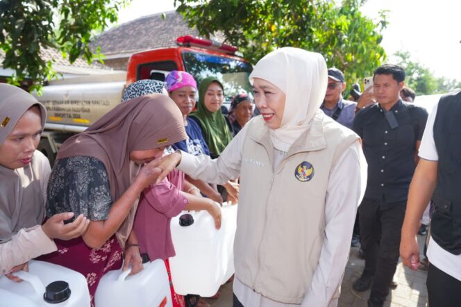 
Gubernur Khofifah Turun Langsung Tangani Kekeringan Pasuruan, 45 Tandon dan 500 Jeriken Disalurkan