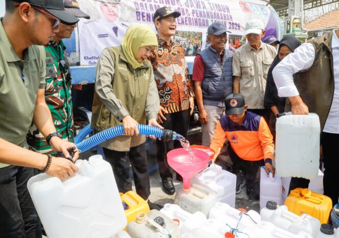 
Pemprov Jatim Salurkan Air Bersih dan Sarana Penampungan, Gubernur Khofifah Perkuat Mitigasi Kekeringan
