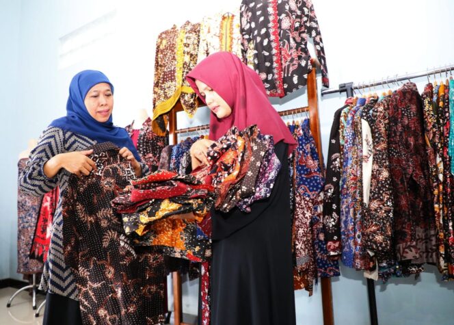 
Gubernur Khofifah Dorong Batik Jawa Timur Berlayar Lebih Jauh, Padukan Pelestarian Budaya dan Penguatan Ekonomi Kreatif