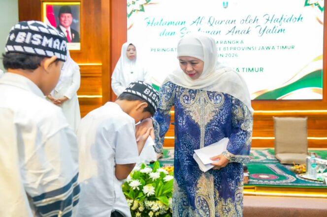 
81 Anak Yatim Terima Santunan di Grahadi, Gubernur Khofifah: Doakan Jawa Timur Manfaat dan Barokah