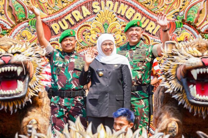 
Peringatan HUT ke-81 TNI, Gubernur Khofifah Dorong Kemanunggalan TNI dan Rakyat Terus Diperkuat