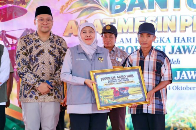 
Gubernur Khofifah Awali Penyaluran 341 Alsintan dari Mojokerto, Dorong Pemanfaatan Alat Pertanian Secara Bersama