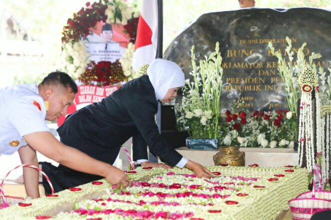 
Ziarah ke Makam Bung Karno, Gubernur Khofifah Ajak Masyarakat Rawat Gotong Royong dan Persatuan