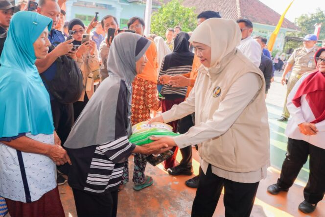 
Pasar Murah Jadi Ruang Belanja Hemat Sekaligus Promosi Produk Lokal, Gubernur Khofifah Dorong UMKM Terus Tumbuh