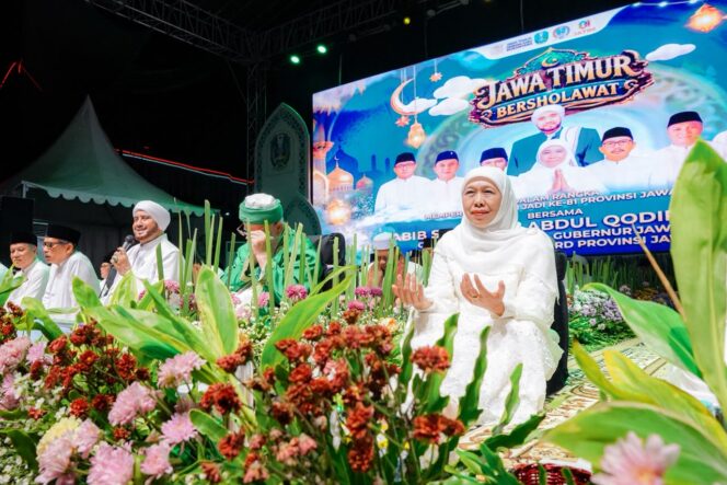 
Jawa Timur Bersholawat Semarakkan Hari Jadi ke-81, Gubernur Khofifah Ajak Masyarakat Perkuat Persaudaraan dan Kebersamaan