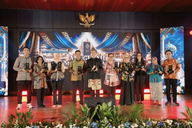 
Sambut Hari Jadi ke-81 Jawa Timur, Biro Adpim Jatim Persembahkan Dua Penghargaan AHI 2026