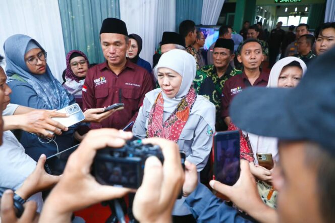 
Gubernur Khofifah Tinjau Servis Motor Gratis di Sidoarjo, Dorong Siswa SMK Siap Terjun ke Dunia Kerja