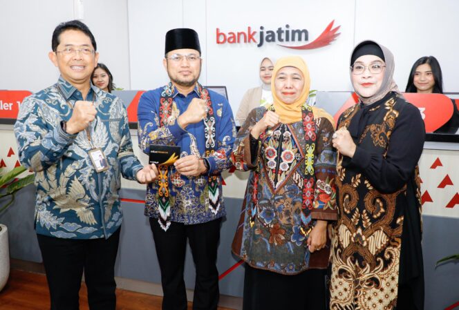 
Perkuat Konektivitas Ekonomi Jatim–Kaltim, Gubernur Khofifah Resmikan Kantor Cabang Bank Jatim di Balikpapan