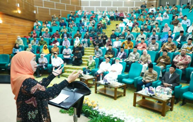 
Gubernur Khofifah Perkuat Pelestarian Turats, Sekitar 400 Kitab Ulama Nusantara Berhasil Diidentifikasi