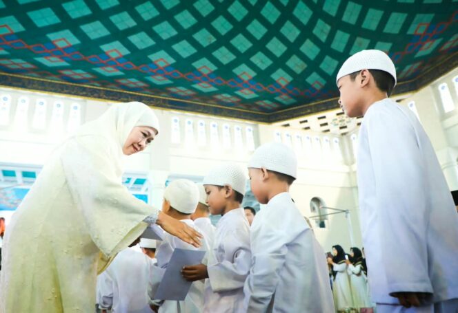 
810 Kali Khatam Al-Qur’an Warnai Doa Bersama Hari Jadi ke-81 Jatim, Khofifah Serahkan Santunan dan Undian Paket Umrah