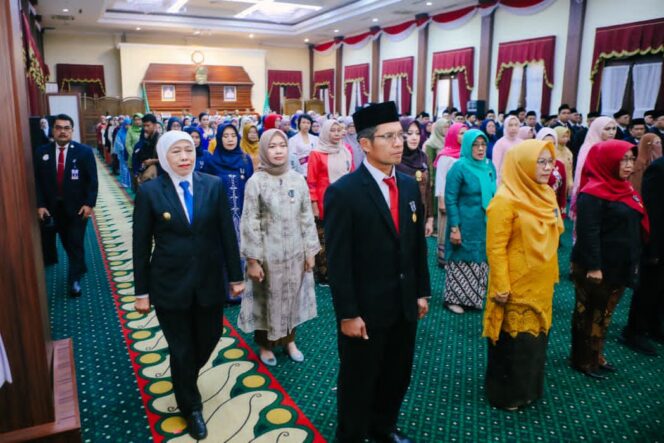 
Gubernur Khofifah Beri Penghargaan Satyalancana Karya Satya kepada 469 ASN Pemprov Jatim
