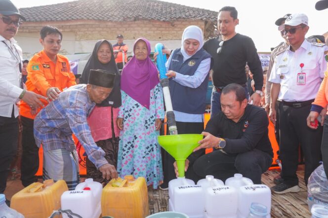 
Gubernur Khofifah Salurkan Ribuan Liter Air Bersih dan Sarana Penampungan bagi Masyarakat Sumenep