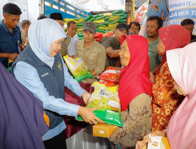 
Gubernur Khofifah Hadirkan Bahan Pokok Murah dan Produk IKM bagi Warga Batuputih Laok Sumenep