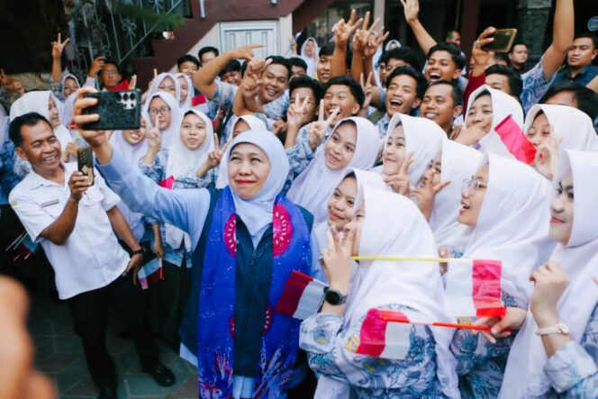 
Peringati Hari Jadi ke-81 Jatim, Gubernur Khofifah Kucurkan Bantuan Pendidikan untuk 450 Pelajar Madura