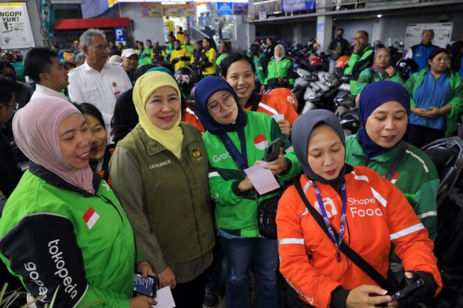 
Momen Hari Jadi Jatim, Gubernur Khofifah Salurkan Bantuan BBM Gratis bagi Pengemudi Ojol di Malang