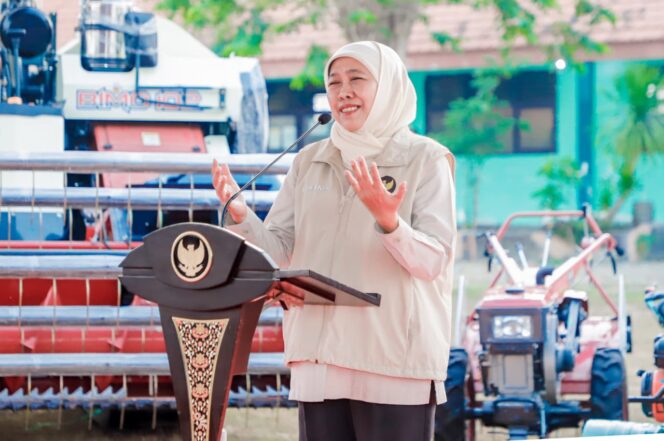 
Peringati Hari Pangan Sedunia, Gubernur Khofifah Salurkan Bantuan Alat Pertanian di Lamongan
