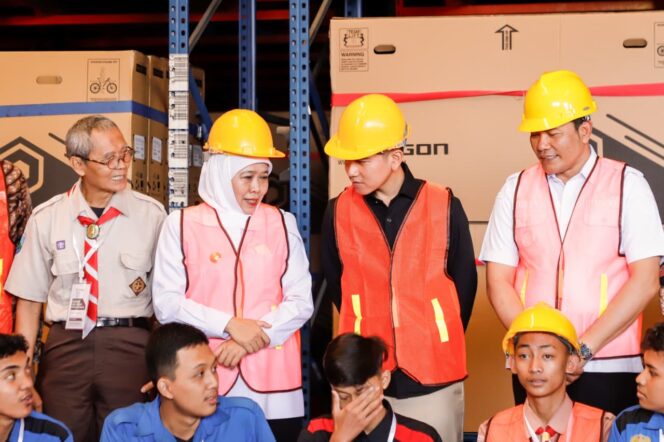 
Gubernur Khofifah Bersama Wapres Gibran Jajal Sepeda Produk Dalam Negeri di Sidoarjo