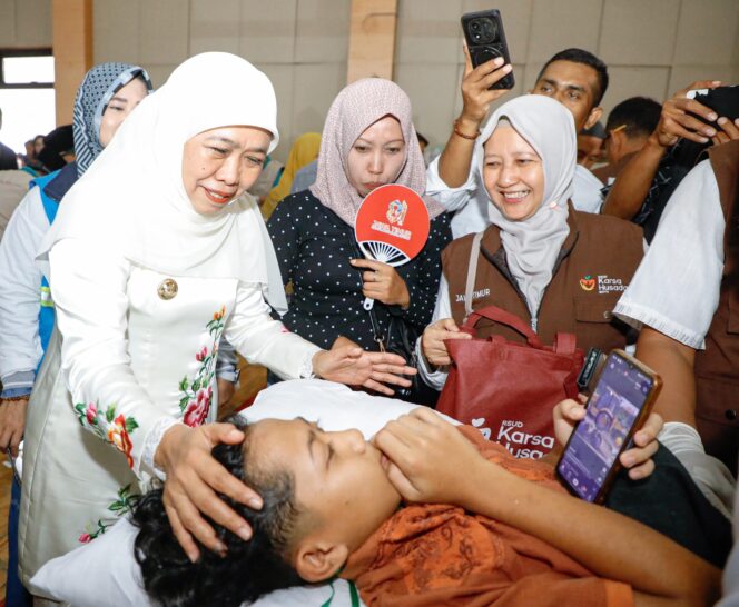 
Tinjau Baksos Kesehatan di Pacitan, Gubernur Khofifah Tegaskan Semangat Santri Sehat Indonesia Kuat