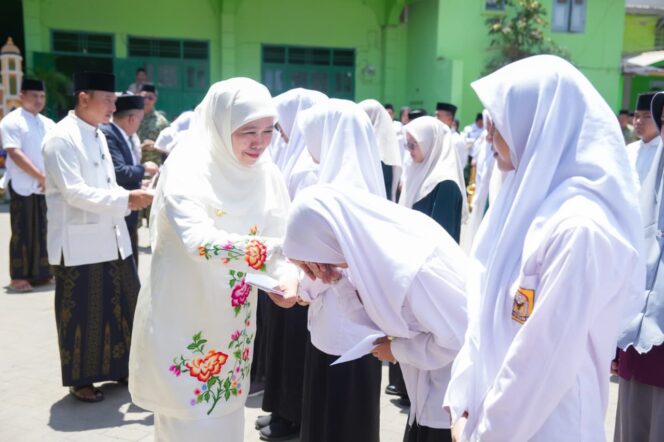 
Dorong Santri Kuasai Teknologi dan Berakhlak, Gubernur Khofifah memimpin Upacara Hari Santri 2026 di Pacitan