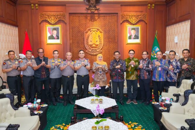 
Gubernur Khofifah dan Kapolda Jatim Bertemu di Grahadi, Bahas Stabilitas Keamanan dan Kesejahteraan Warga