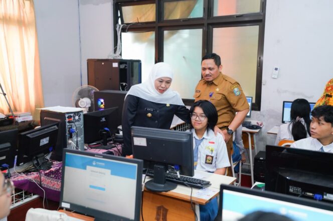 
Gubernur Khofifah Minta Sekolah Cek Akhir Kesiapan TKA: Antisipasi Gangguan Listrik dan Jaringan