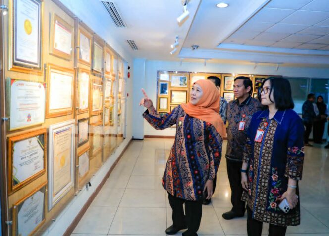 
Capai Akreditasi Internasional JCI Ketiga Kalinya, RSUD Dr Soetomo Dipuji Gubernur Khofifah