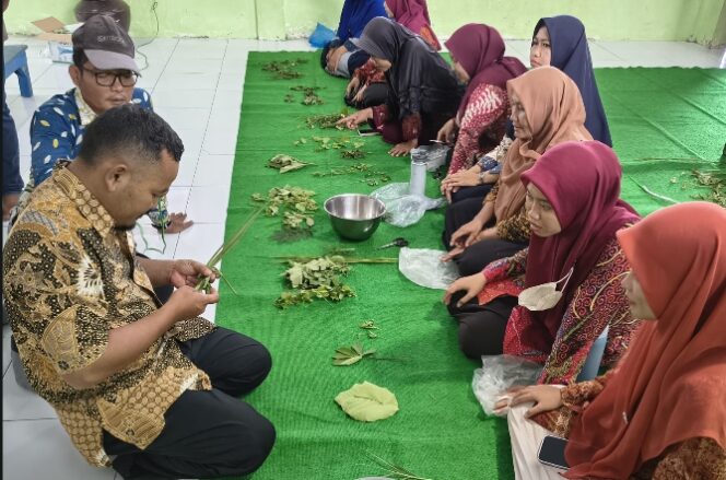 
Dorong Pertanian Berkelanjutan, Penemu Biosaka Beri Pelatihan Langsung kepada Wali Murid di Jombang